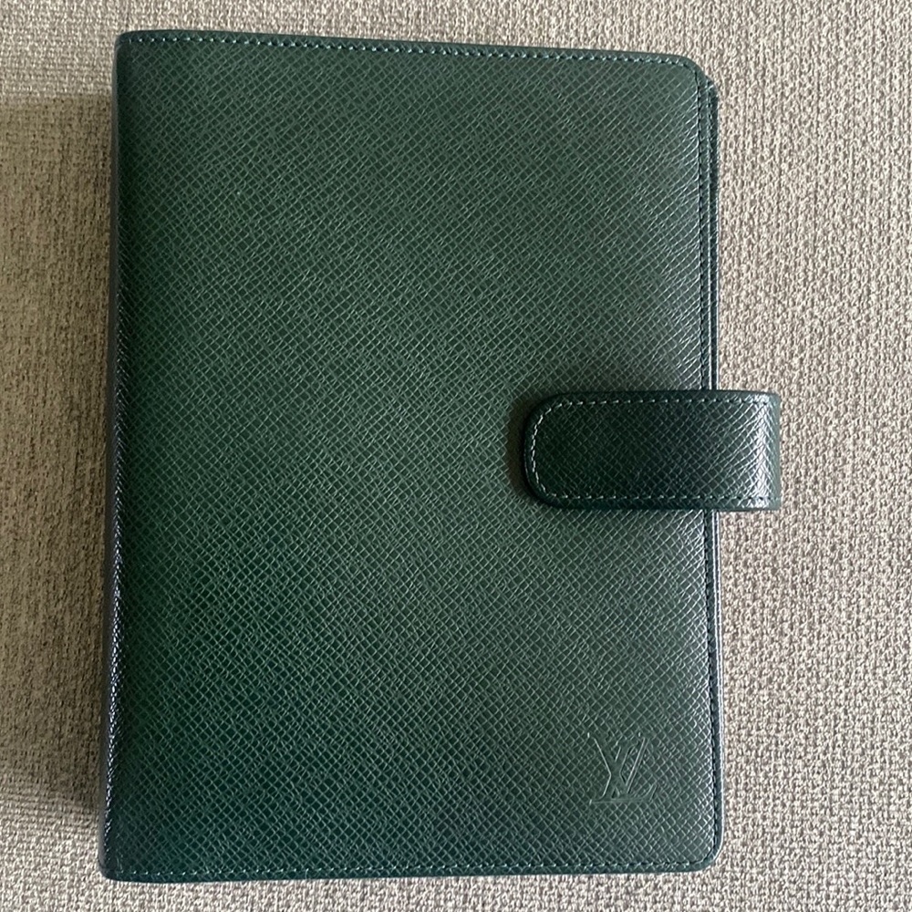 Louis Vuitton Authentic Taiga MM Agenda in the color Epicea